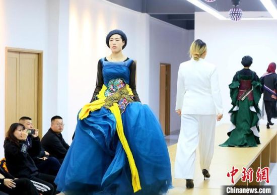 東鄉(xiāng)繡娘在T臺(tái)走秀?！「哒?攝