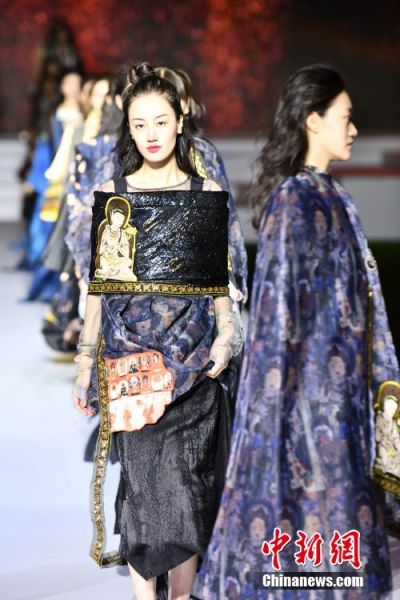 圖為敦煌服裝秀展示。 殷春永 攝