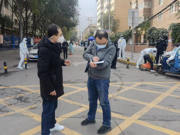 蘭州市紀(jì)委監(jiān)委干部下沉一線詳細(xì)詢問疫情防控情況。.jpg