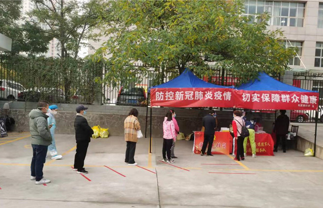 城關(guān)區(qū)紀(jì)委監(jiān)委各監(jiān)督檢查組督促各街道核酸檢測點落實“一米線”制度。.jpg