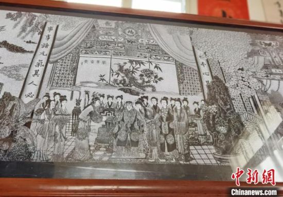 圖為陶世清的影雕作品?！钅?攝