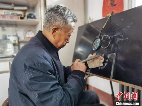 圖為陶世清在創(chuàng)作中?！钅?攝