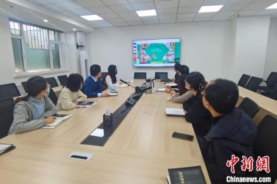 圖為甘肅教育出版社《寫給青少年的敦煌故事》叢書項目組，探討圖書封面設(shè)計?！￠Z姣 攝