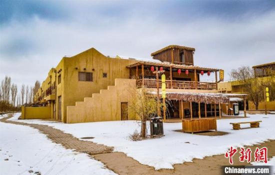 雪落敦煌月牙泉小鎮(zhèn)?！⊥醣筱y 攝