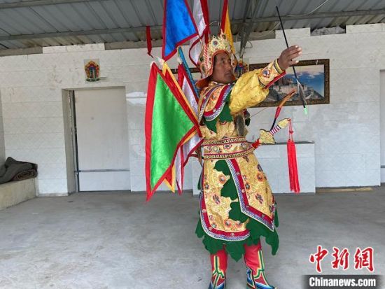 圖為完代才讓在外木村戲臺出演。　宋子昕 攝