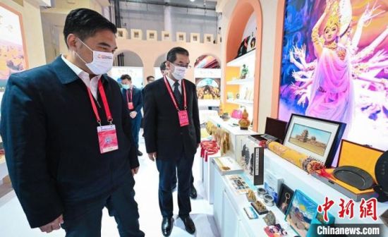 圖為甘肅省副省長孫雪濤(左)與甘肅省文化和旅游廳廳長陳衛(wèi)中(右)一同參觀“甘肅館”?！「拭C省文化和旅游廳供圖