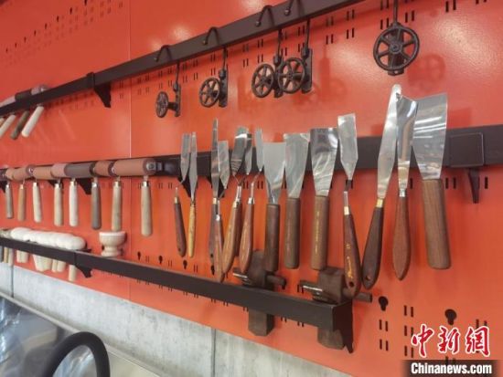 圖為徐晉林制作雕版敦煌壁畫所用工具?！￠Z姣 攝
