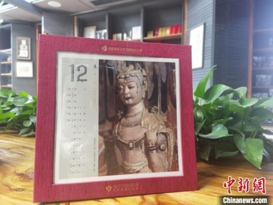 圖為徐晉林制作的敦煌題材的手工書《走進沙漠敦煌——莫高窟與藏書票藝術(shù)》，深受讀者喜愛?！￠Z姣 攝