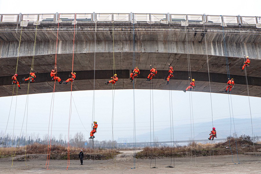 硬核！甘肅天水森林消防員百米高空練技能