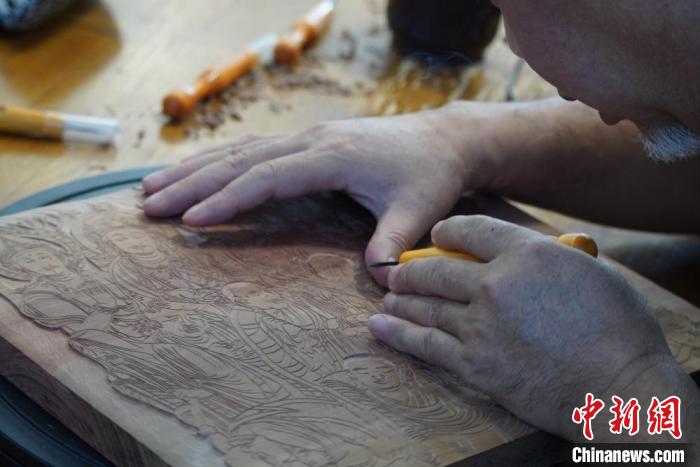 圖為徐晉林湊近木板，近距離制作雕版畫?！【琶赖┰?　攝