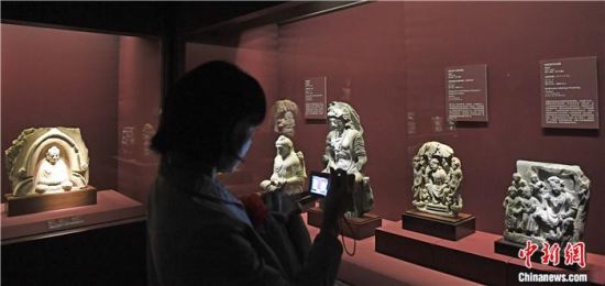 2018年8月，《平山郁夫的絲路世界——平山郁夫絲綢之路美術(shù)館文物展》在甘肅敦煌莫高窟開展。中新社記者 楊艷敏 攝