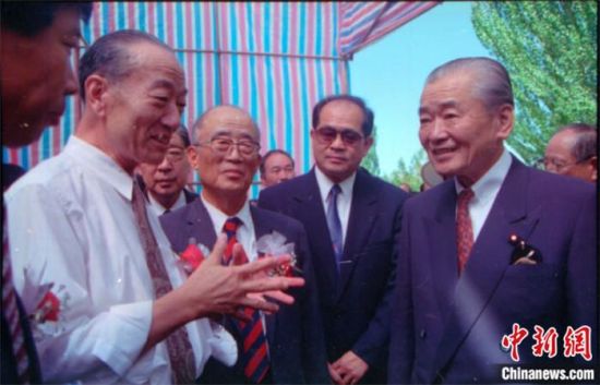 1994年8月，時任日本首相竹下登(右一)與時任敦煌研究院院長段文杰在莫高窟親切交談。中新社發(fā) 婁婕 供圖