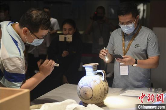 2020年6月，在長沙博物館舉行“從地中海到中國：絲路寶藏——平山郁夫絲綢之路美術(shù)館藏文物展”前，專家開箱鑒定文物。中新社記者 楊華峰 攝