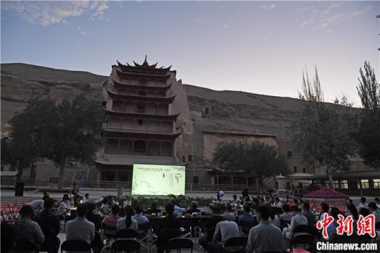 2018年8月，在敦煌莫高窟標志性建筑“九層樓”前，《回顧平山郁夫先生的貢獻》座談會舉行。來自中日兩國的專家、學(xué)者共同懷念這位情系敦煌數(shù)十載的繪畫巨匠、中日友好的文化使者、世界文化遺產(chǎn)的守護者。中新社記者 楊艷敏 攝