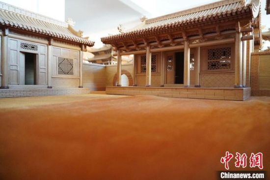 圖為微縮建筑蘭州四合院內(nèi)部結(jié)構(gòu)?！【琶赖┰?　攝