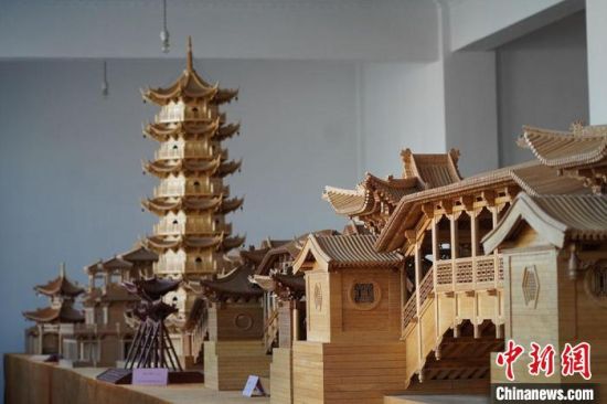 圖為古建筑模型制作技藝傳習(xí)所展廳內(nèi)的微縮古建筑作品?！【琶赖┰?　攝