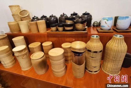 圖為展陳的一件件精致可愛的竹編農(nóng)具工藝品?！●T志軍 攝