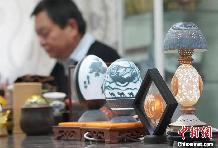 圖為吳義澤完成的蛋雕作品?！【琶赖ぴ?攝