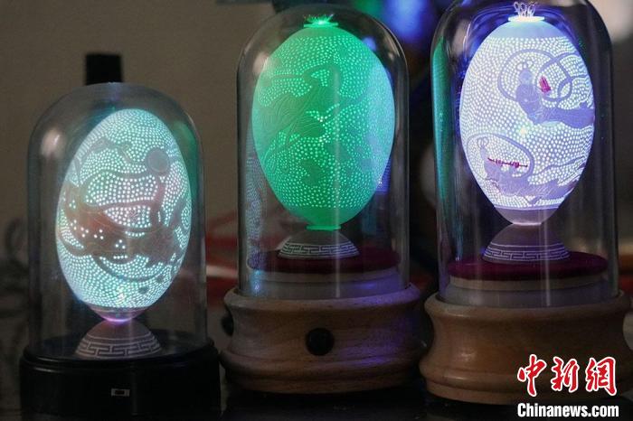 圖為以敦煌飛天為元素的蛋雕作品?！【琶赖ぴ?攝