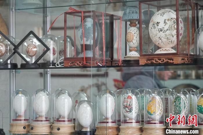 圖為吳義澤收藏柜內(nèi)的蛋雕作品?！【琶赖ぴ?攝