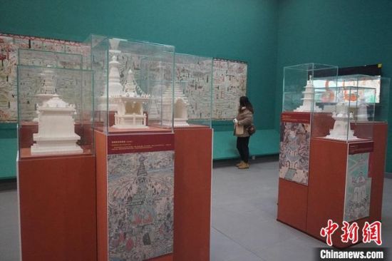 圖為觀眾欣賞數(shù)字復(fù)制壁畫(huà)?！【琶赖┰?攝