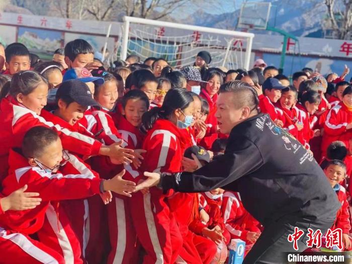 1月初，第五屆“街舞進藏鄉(xiāng)”公益助學(xué)活動在甘肅甘南結(jié)束，旨在讓藏族學(xué)子感受到街舞魅力?！￡惿菩?攝