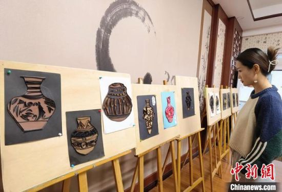 圖為學(xué)生用衍紙材料制作的彩陶紋飾?！⒂裉?攝