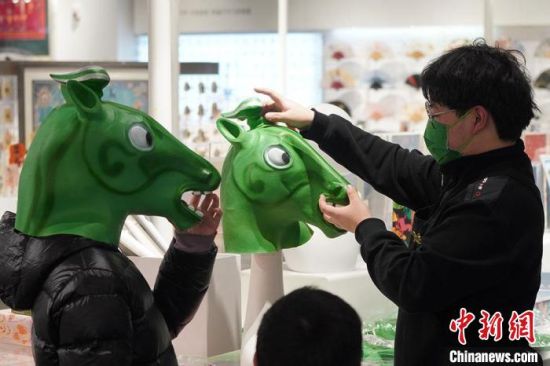 圖為“神馬來(lái)了”銅奔馬頭套?！【琶赖┰?攝