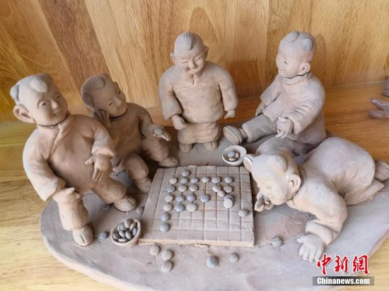 圖為泥塑作品展現(xiàn)下棋場景。 劉玉桃 攝