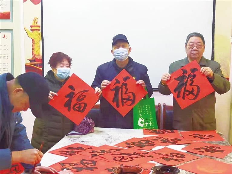 蘭州：“幸福敲門 新春送?！被顒忧榕f家