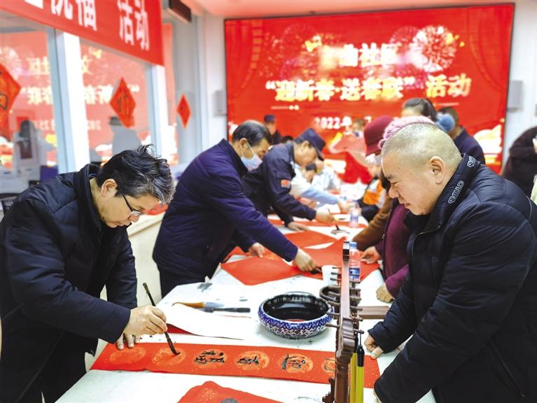 蘭州新區(qū)開展“墨香四溢送春聯(lián)·情暖文曲送祝?！被顒?>
        </a><em>蘭州新區(qū)開展“墨香四溢送春聯(lián)·情暖文曲送祝福”活動</em></li>

                </ul>
            </div>
            <!-- public platform -->
            <div   id=