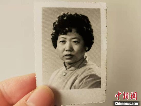 圖為20世紀80年代，蘭州照相館拍攝的人物肖像照，如今仍然有很多人選擇拍攝這樣的照片留作紀念。　王牧雨 攝