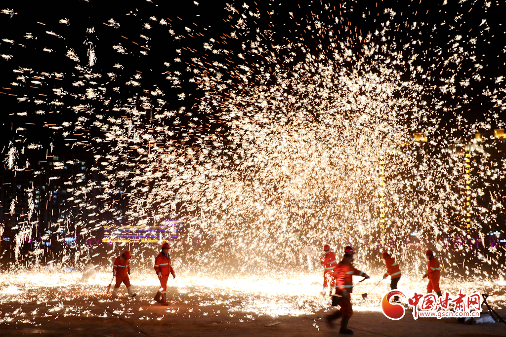 【隴拍客】炫彩奪目！非遺絕技永靖王氏“打鐵花”綻放夜空引關(guān)注