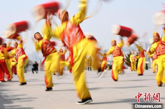 2019年2月19日，演員在黃河岸邊的蘭州水車博覽園內(nèi)進(jìn)行太平鼓表演，歡慶元宵佳節(jié)。(資料圖) 　楊艷敏 攝