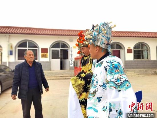 圖為69歲的“苦水高高蹺”國家級傳承人巨海全(左一)，叮囑徒弟們高高蹺練習(xí)技巧要領(lǐng)?！￠Z姣 攝