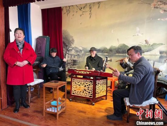 圖為蘭州鼓子表演者王常玉登臺演唱，她是這項入列國家級非物質文化遺產(chǎn)的曲藝表演者中，為數(shù)不多的女演員?！堨下?攝