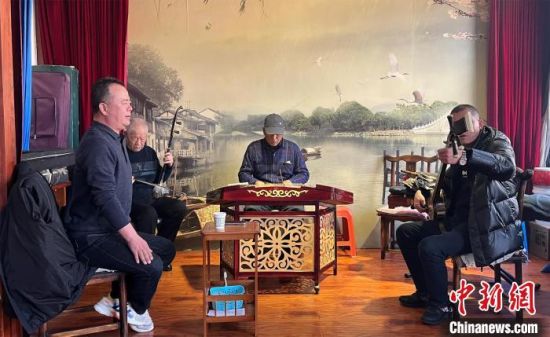 圖為蘭州鼓子愛好者在傳習所內(nèi)互相搭檔上臺演出?！堨下?攝