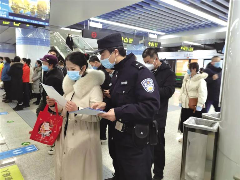 講解詐騙套路 普及“斷卡”常識 蘭州城關(guān)公安分局、交通治安分局聯(lián)合反詐宣傳進(jìn)地鐵