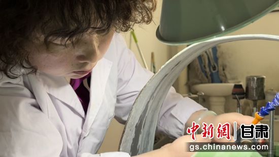 夜光杯制作學(xué)徒謝小琴坦言，雖工作枯燥，但是能夠掌握國家級(jí)非遺技藝是很自豪的。王牧雨 攝