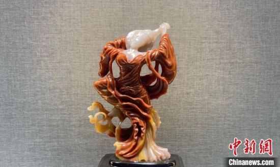 圖為翩然起舞的飛天玉雕?！「攥?攝