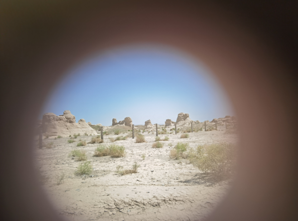 插圖2：透過河西走廊遺存的古陶片孔洞所見。攝影：陳曉斌。拍攝日期：2020年6月。