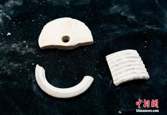 圖為靜寧縣賈河鄉(xiāng)竇坪村出土的佩飾。 夏劍鋒 攝