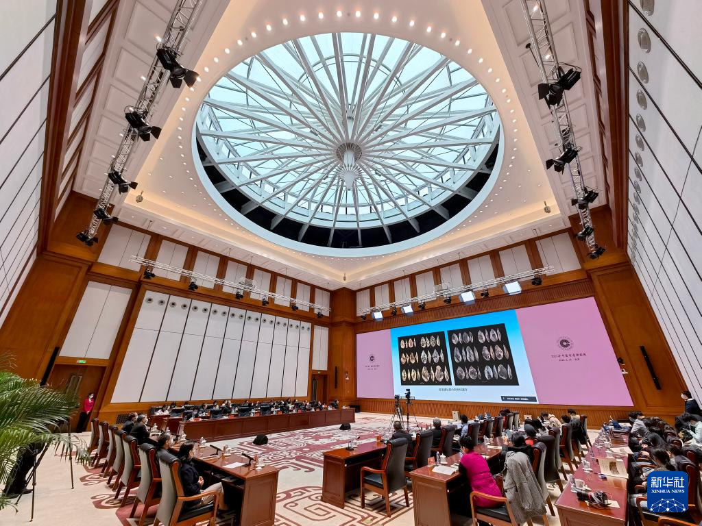 3月18日，“中國(guó)社會(huì)科學(xué)院考古學(xué)論壇·2021年中國(guó)考古新發(fā)現(xiàn)”進(jìn)行入選項(xiàng)目報(bào)告環(huán)節(jié)（手機(jī)照片）。