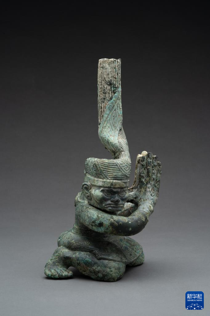 四川廣漢市三星堆商代遺址四號(hào)坑出土扭頭跪坐銅人像（資料圖）。