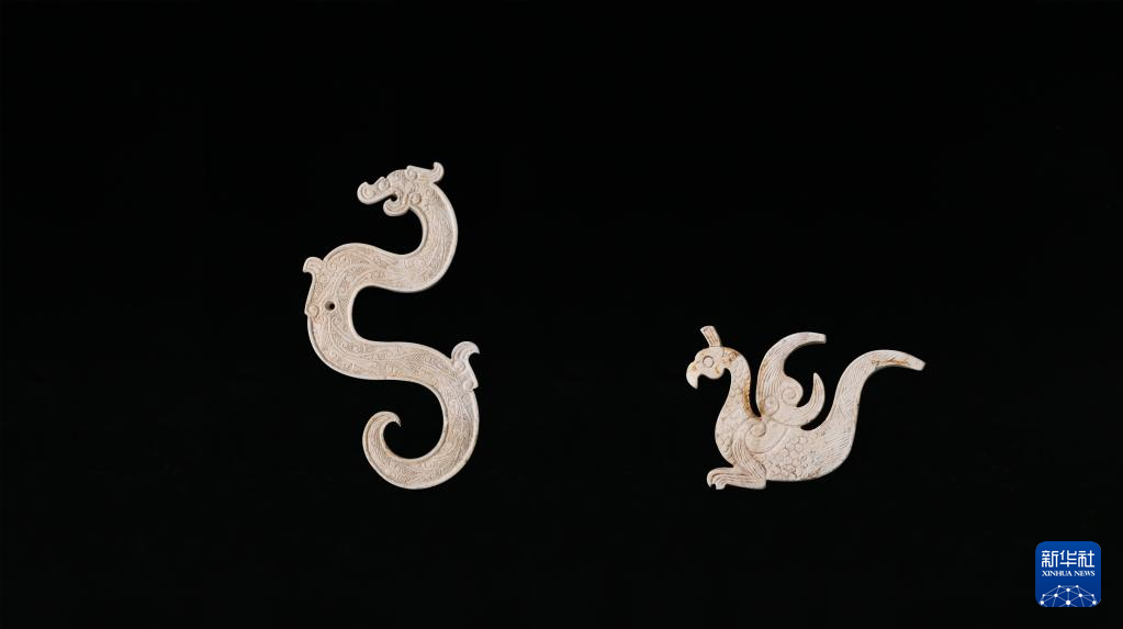 江西樟樹(shù)市國(guó)字山戰(zhàn)國(guó)墓葬出土玉龍、玉鳳（資料圖）。