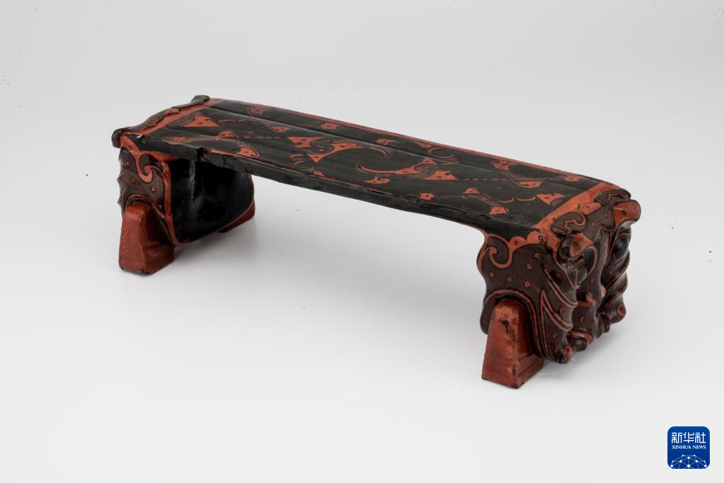 湖北云夢(mèng)縣鄭家湖戰(zhàn)國(guó)秦漢墓地出土漆木虎頭枕（資料圖）。