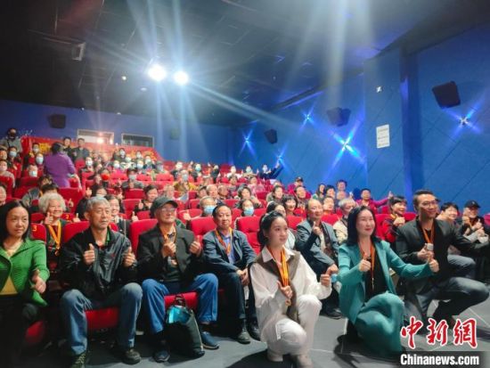 《浴血誓言》主創(chuàng)團(tuán)隊(duì)與到場的紅軍后代合影?！￡愡x斌 攝