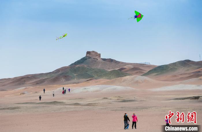 圖為市民正在陽關景區(qū)放風箏?！⊥醣筱y 攝