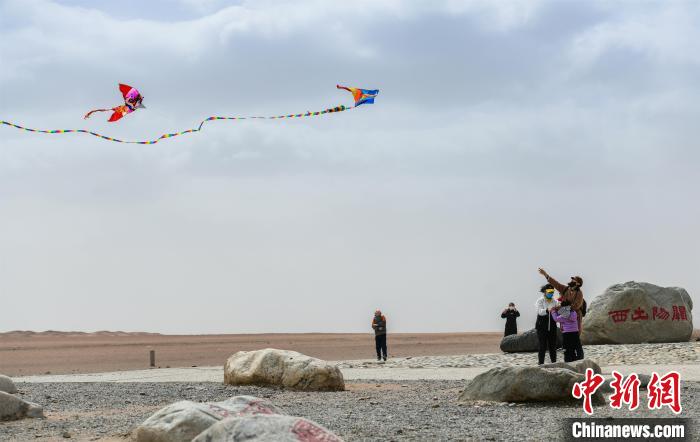 圖為市民正在陽關景區(qū)放風箏?！⊥醣筱y 攝