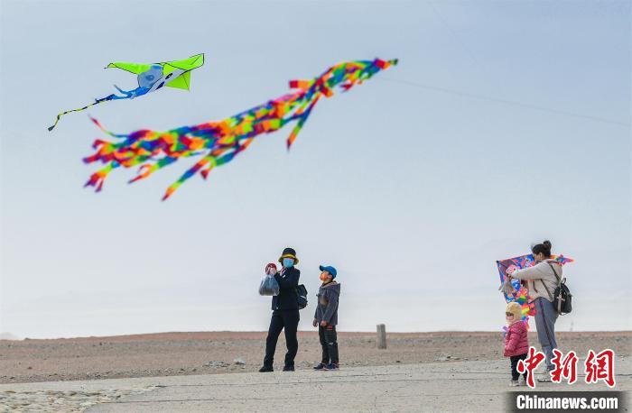 圖為孩童在父母的陪伴下放風箏?！⊥醣筱y 攝